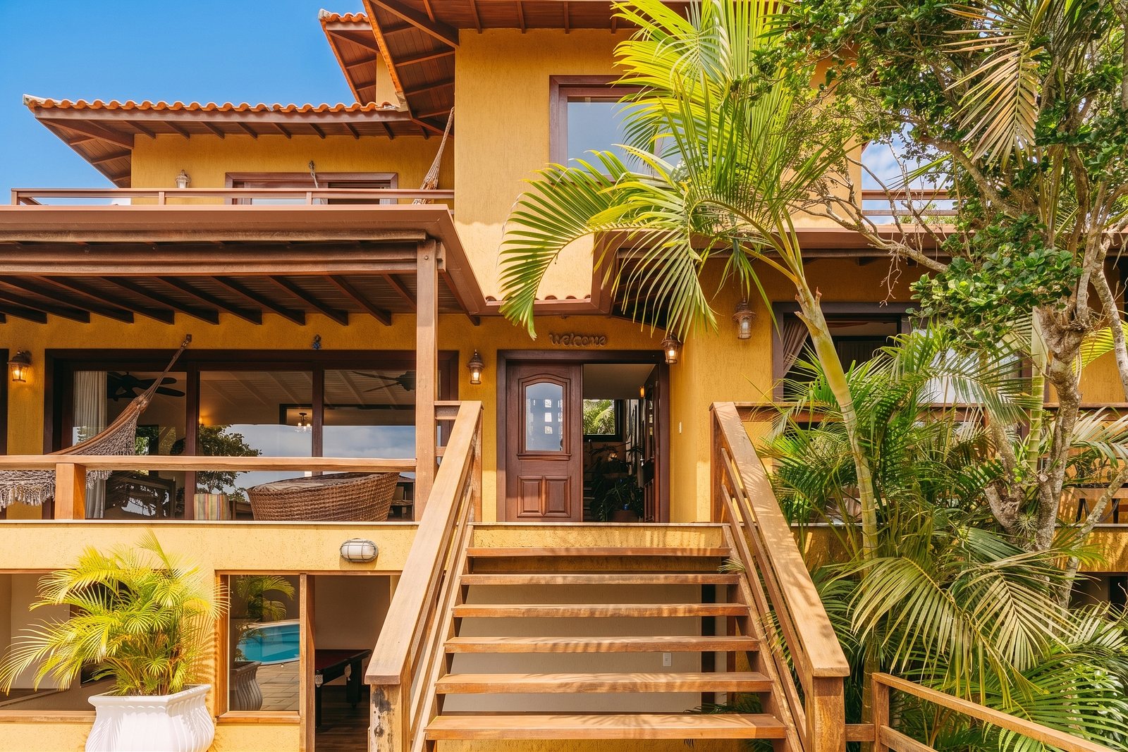 The stairs up to Casalita between the palms, where the driver drops you