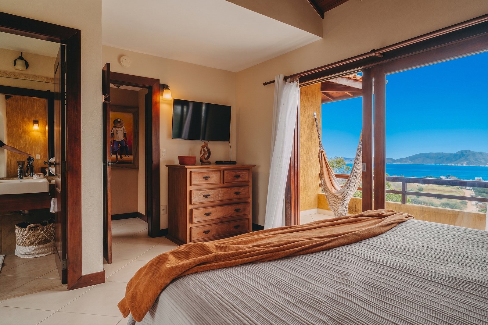 The Horizon suite at Casalita, the bed facing the balcony and the bay
